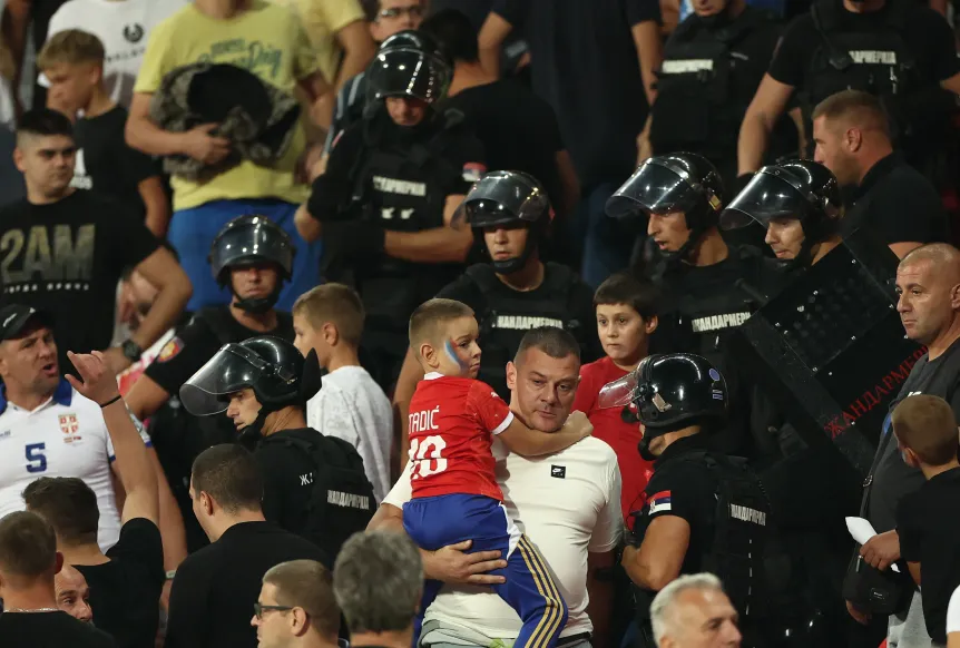 A szerb ultrák rátámadtak családokra és gyerekekre a az szerb-anglia vb selejtezőn – VIDEÓ