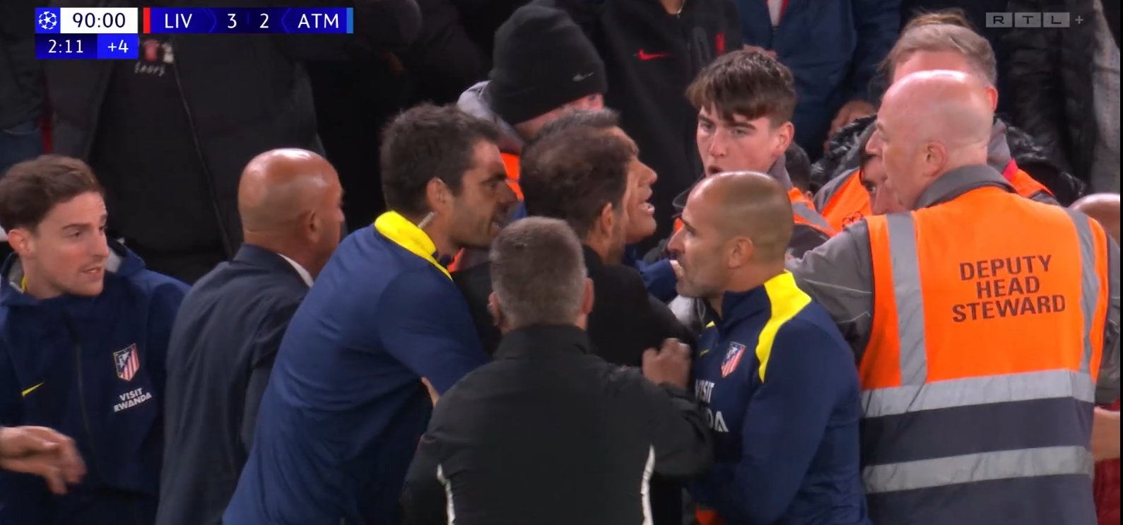 Simeone piros lapot kapott miután a Liverpool szurkolókat akart verni –  VIDEÓ