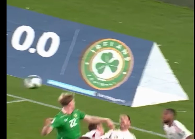 Vargát lekönyökölték, a VAR még is úgy döntött hogy megadják az írek gólját –  VIDEÓ