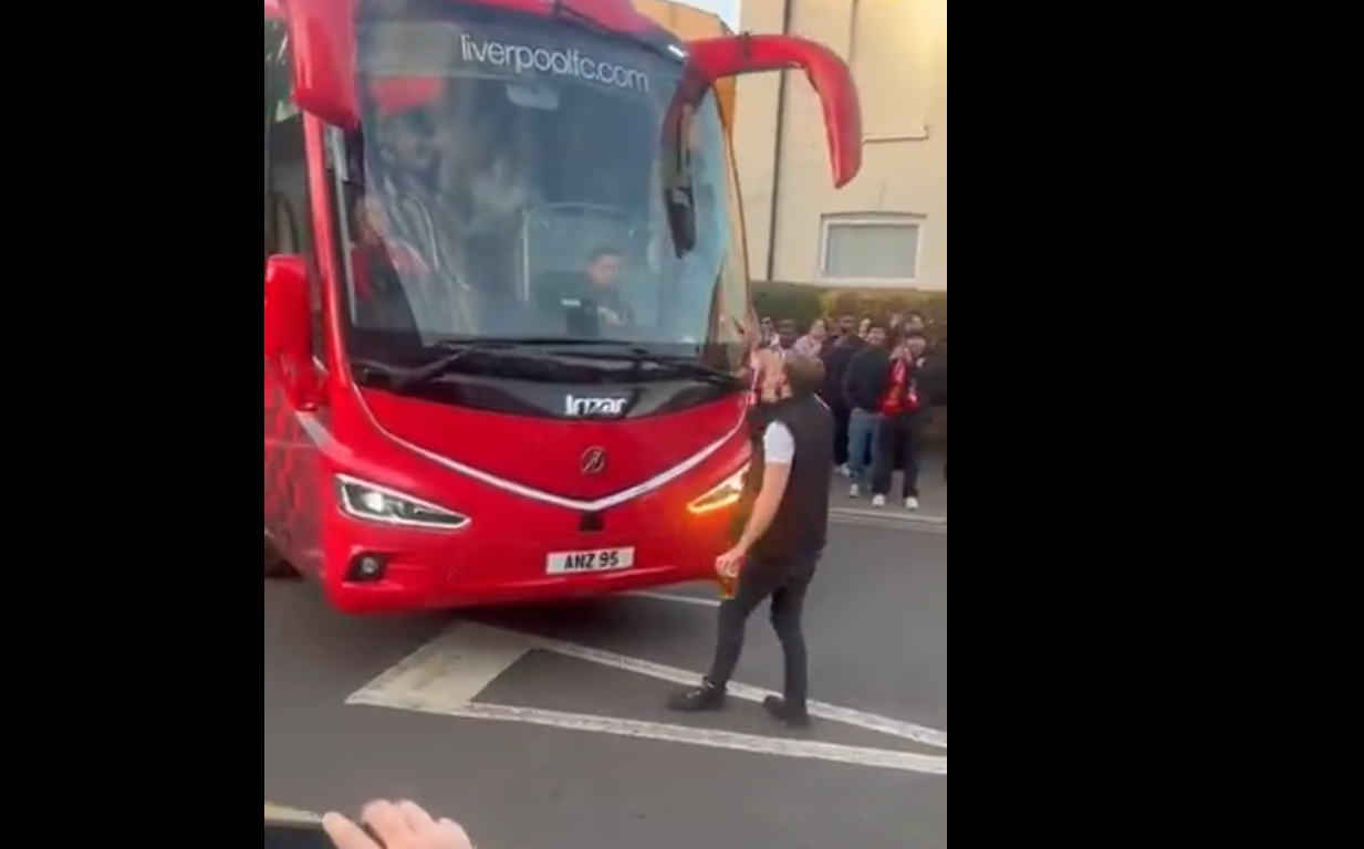 Egy Palace szurkoló feltartotta a Liverpool csapatbuszát és sértegette őket –  VIDEÓ