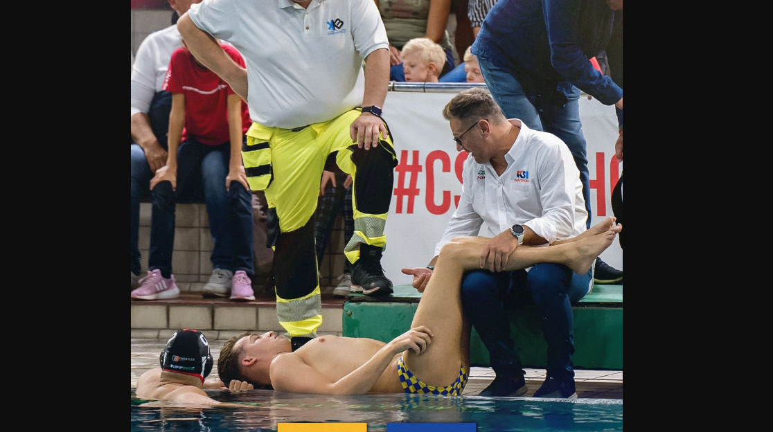 Mentő vitte el a Honvéd vízilabdázóját