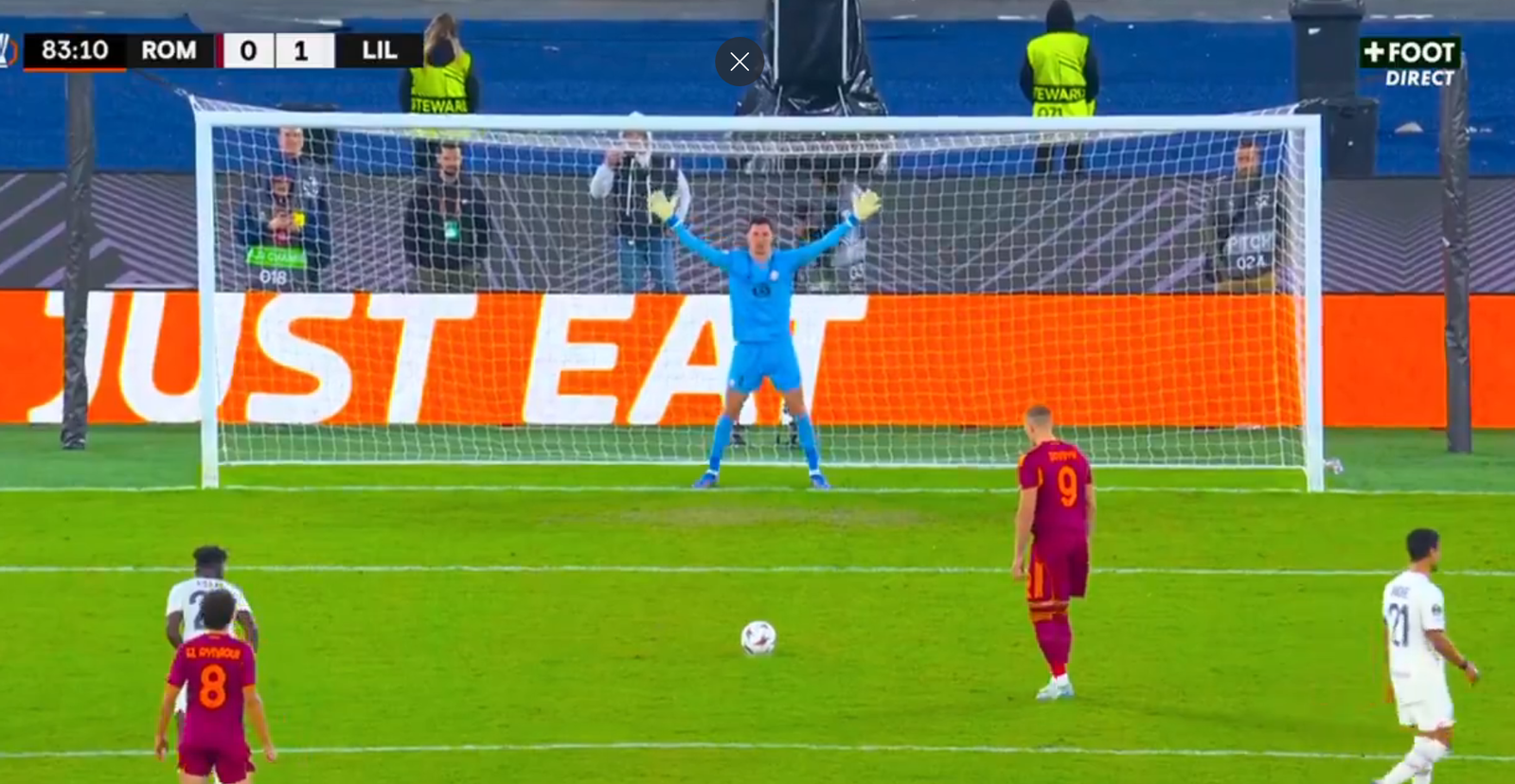 Szürreális! háromszor rúgatták újra a büntetőt, mindhármat kivédte a Lille kapusa –  VIDEÓ